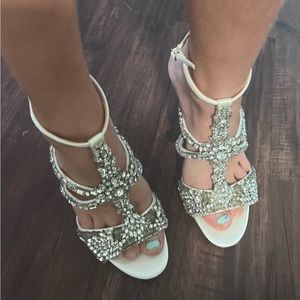 Badgley Mischka Hughes white satin jeweled wedding heels sz8.5